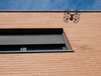 Et si vos volets devenaient intelligents ? Pourquoi les fermetures connectées changent la vie (et font baisser vos factures)