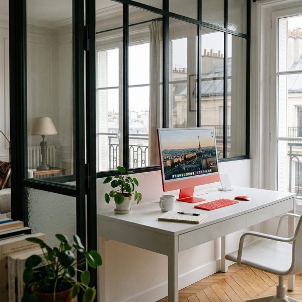 bureau design blanc avec rangements dans un apaprtement parisien